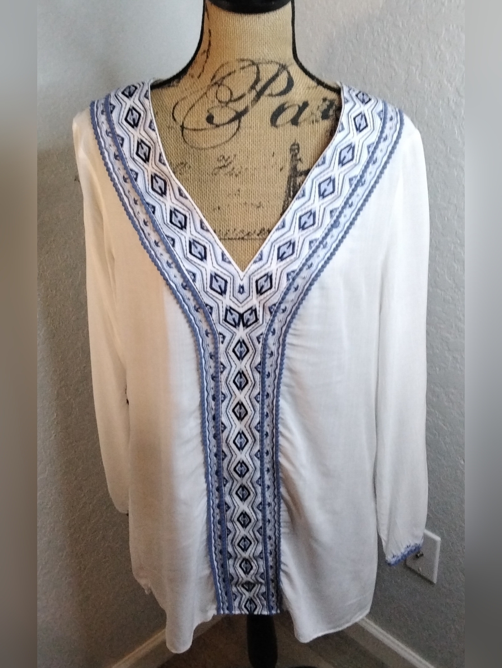White House Black Market White Tunic with Blue Embroidered V-Neck